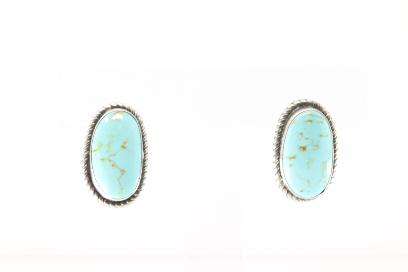 Native America Navajo Sterling Silver Kingman Turquoise Judith Dixon.: This is a Native America Navajo Sterling Silver Kingman Turquoise Judith Dixon.