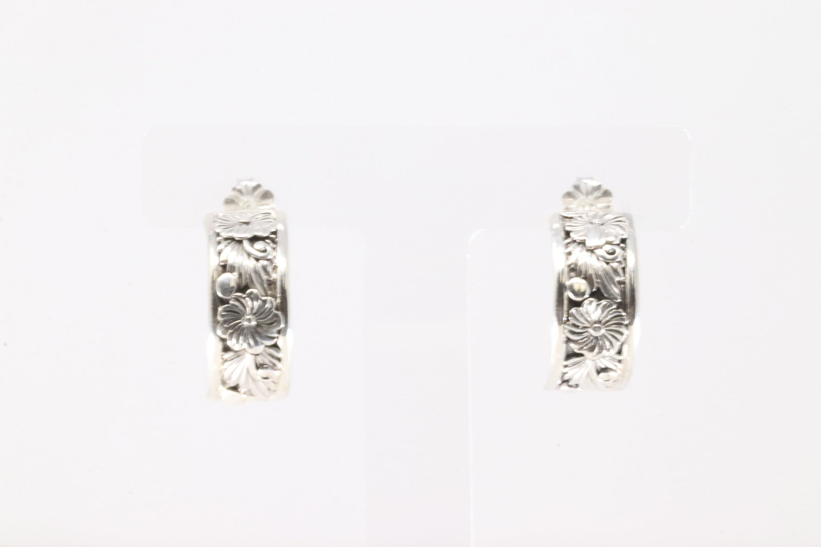Native America Navajo Sterling Silver Floral Hoop Earring's By Tom Dinetso.: This is a Native America Navajo Sterling Silver Floral Hoop Earring's By Tom Dinetso.