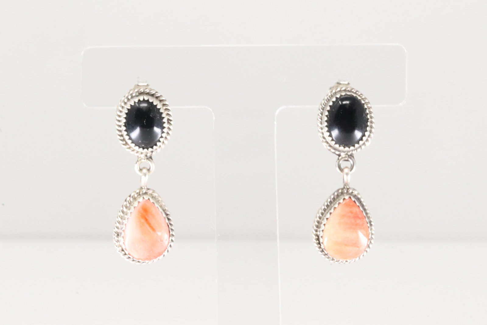 Native America Navajo Sterling Silver Black Onyx & Spiny Oyster Post / Dangling Earring's By Theresa: This is a Native America Navajo Sterling Silver Black Onyx & Spiny Oyster Post / Dangling Earring's By Theresa Smith.
