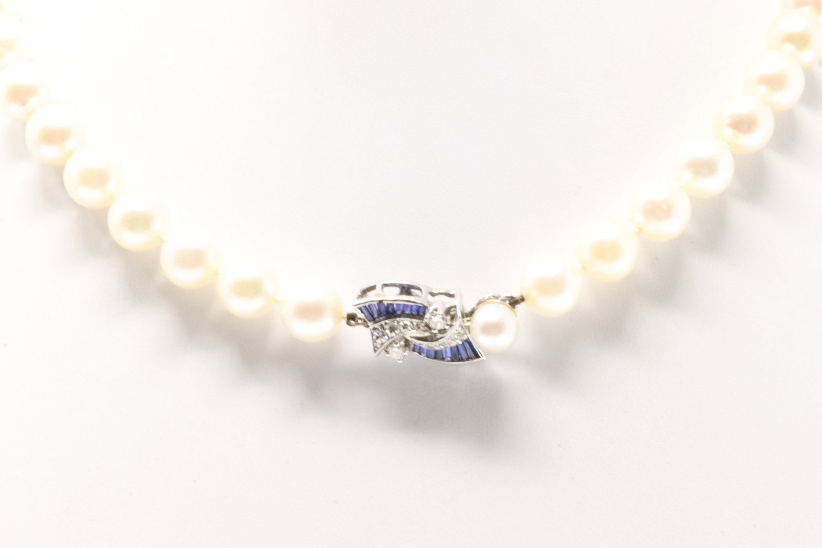 Elegant Sapphire & Diamond / Pearl Necklace 14Kt.: Elegant 14Kt White Gold Pearl / Sapphire & Diamond Necklace. This white pearl necklace has clasp 14K with 16 cut Sapphire's and 10 round brilliants Diamonds. Necklace length: 16.00" Total weight: 40.9