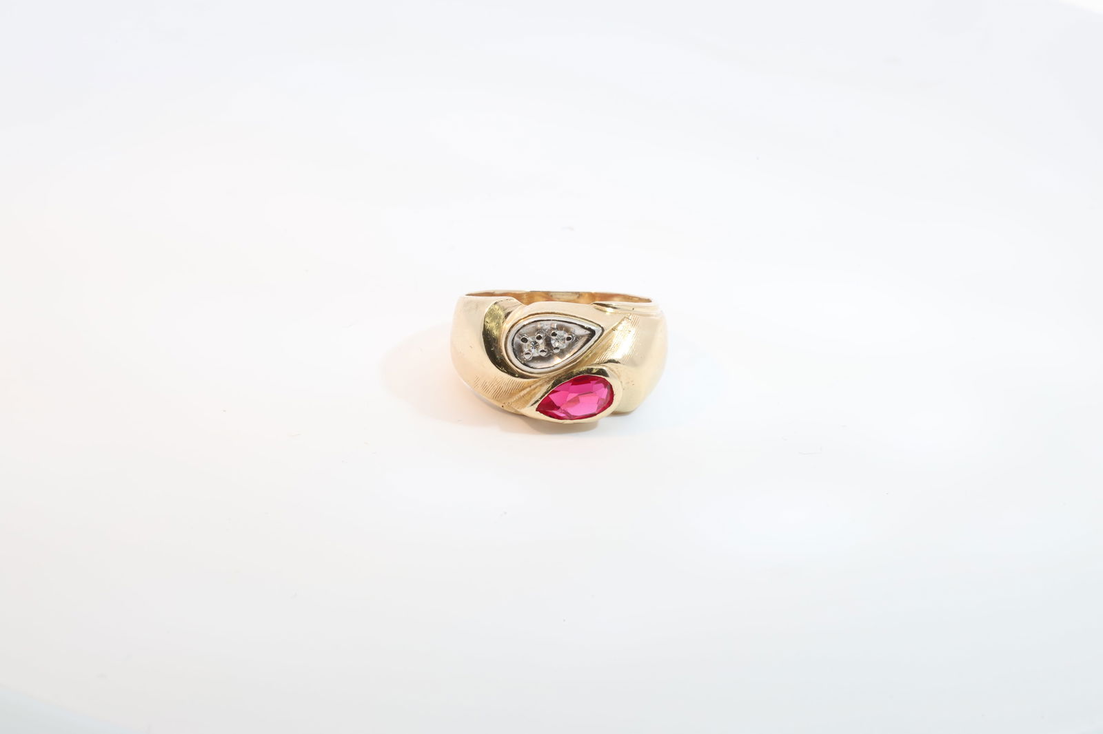 Ruby & Diamond 14Kt Gold Ring. (1 of 4)