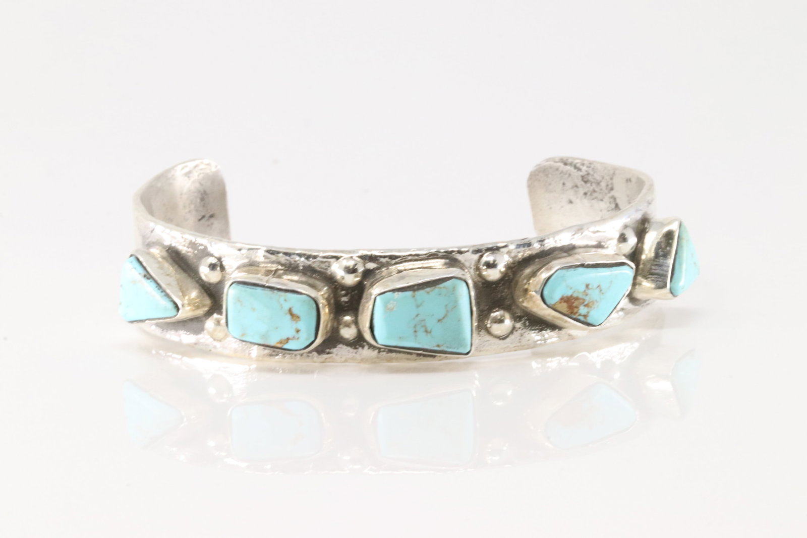 Native America Zuni Sterling Silver Kingman Turquoise Bracelet Cuff By Jude Candelaria.: This is a Native America Zuni Sterling Silver Kingman Turquoise Bracelet Cuff By Jude Candelaria.