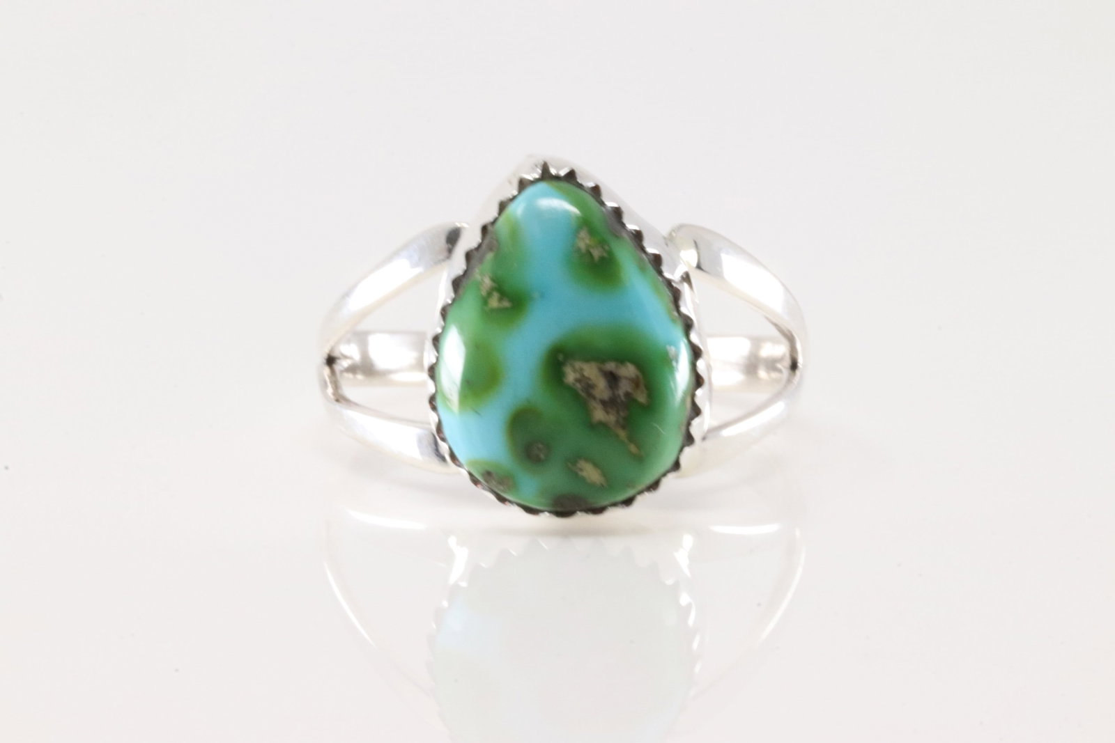 Native America Navajo Sterling Silver Turquoise Ring By Gerald Joe.: This is a Native America Navajo Sterling Silver Turquoise Ring By Gerald Joe. Ring size: 8.00.