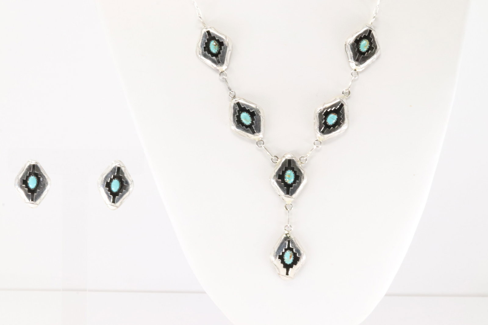 Native America Navajo Sterling Silver Turquoise Necklace & Earring's Set By Felix Perry.: This is a Native America Navajo Sterling Silver Turquoise Necklace & Earring's Set By Felix Perry. Necklace length: 18.00"