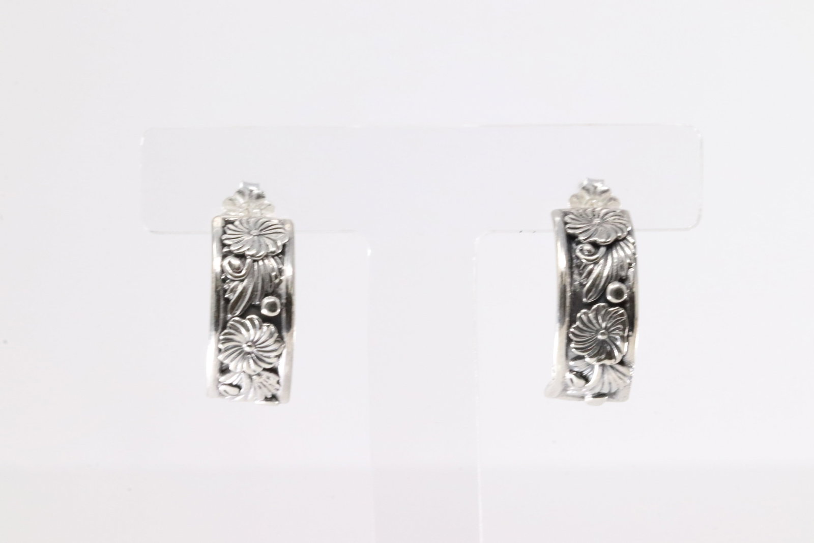 Native America Navajo Sterling Silver Floral Hoop Earring's By Tom Dinetso.: This is a Native America Navajo Sterling Silver Floral Hoop Earring's By Tom Dinetso.