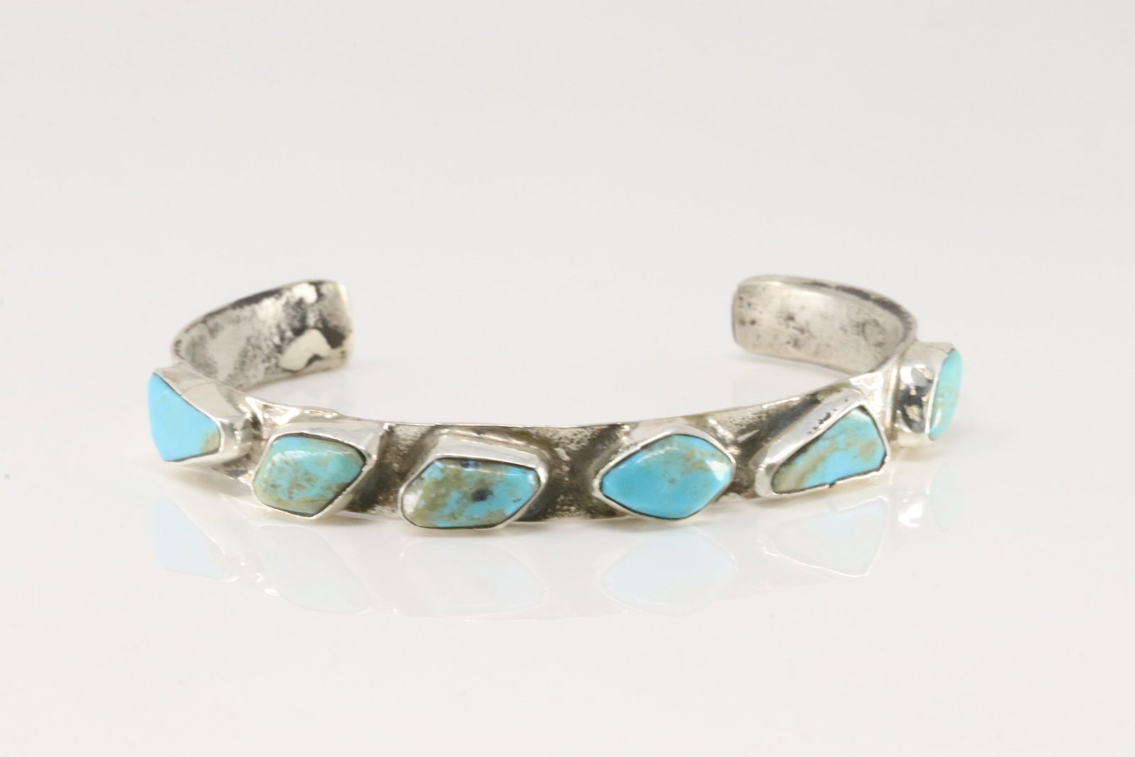 Native America Zuni Sterling Silver Kingman Turquoise Bracelet Cuff By Jude Candelaria.: This is a Native America Zuni Sterling Silver Kingman Turquoise Bracelet Cuff By Jude Candelaria.