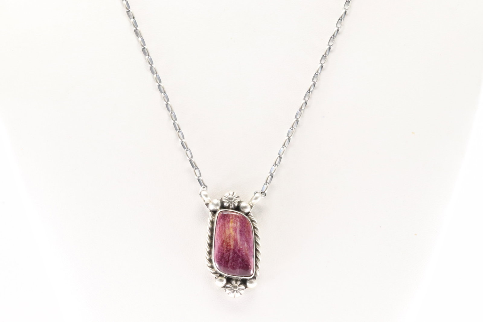 Native America Navajo Sterling Silver Purple Spiny Oyster Necklace By Augustine Largo.: This is a Native America Navajo Sterling Silver Purple Spiny Oyster Necklace By Augustine Largo. Necklace length: 18.00"