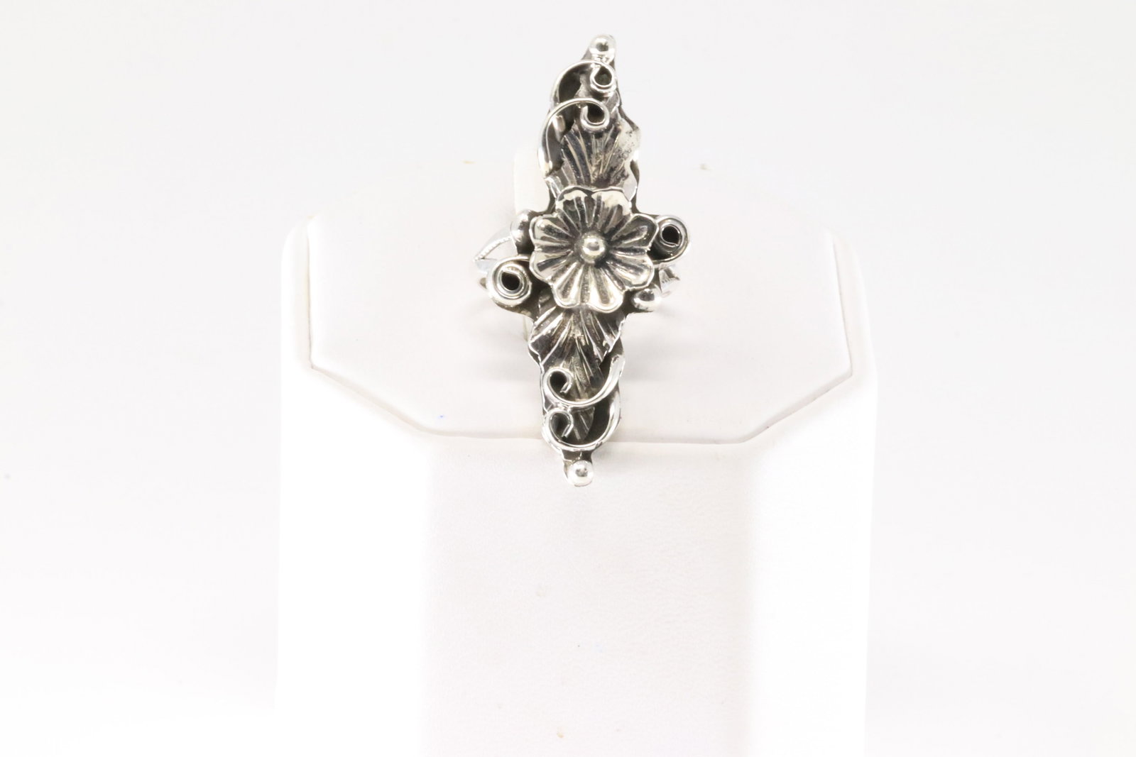 Native American Navajo Sterling Silver Floral Ring By Harry B.Yazzie.: This is a Native American Navajo Sterling Silver Floral Ring By Harry B.Yazzie. Ring size: 7.00.