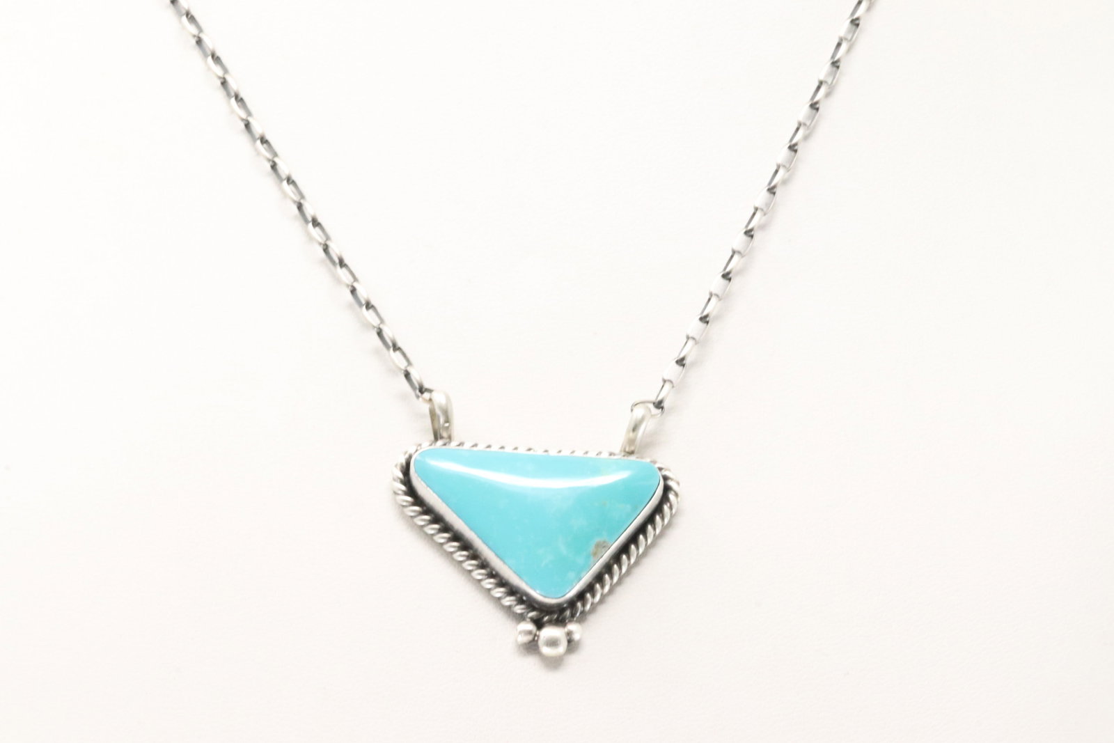 Native America Navajo Sterling Silver Kingman Turquoise Necklace By Augustine Largo.: This is a Native America Navajo Sterling Silver Kingman Turquoise Necklace By Augustine Largo. Necklace length: 18.00"