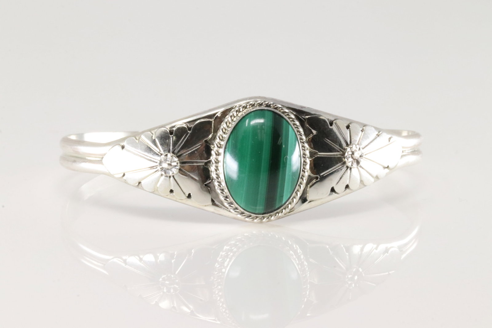 Native America Navajo Sterling Silver Green Stone Bracelet By Renee Yazzie.: This is a Native America Navajo Sterling Silver Green Stone Bracelet By Renee Yazzie.