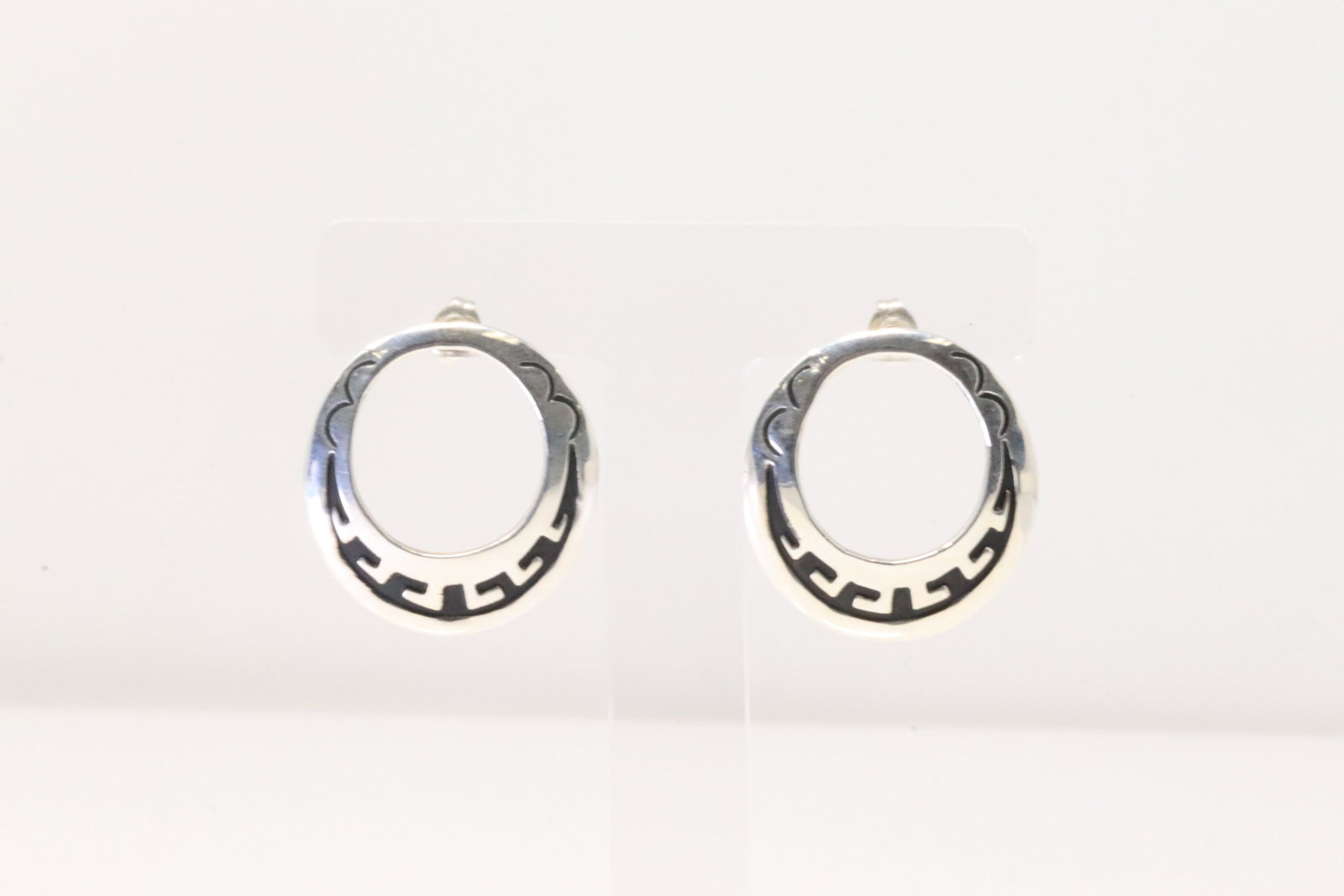 Native America Navajo Sterling Silver Post Earring By T&R Singer.: This is a Native America Navajo Sterling Silver Post Earring By T&R Singer.