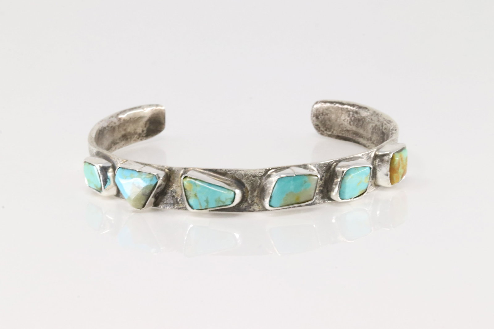 Native America Zuni Sterling Silver Kingman Turquoise Bracelet Cuff By Jude Candelaria.: This is a Native America Zuni Sterling Silver Kingman Turquoise Bracelet Cuff By Jude Candelaria.