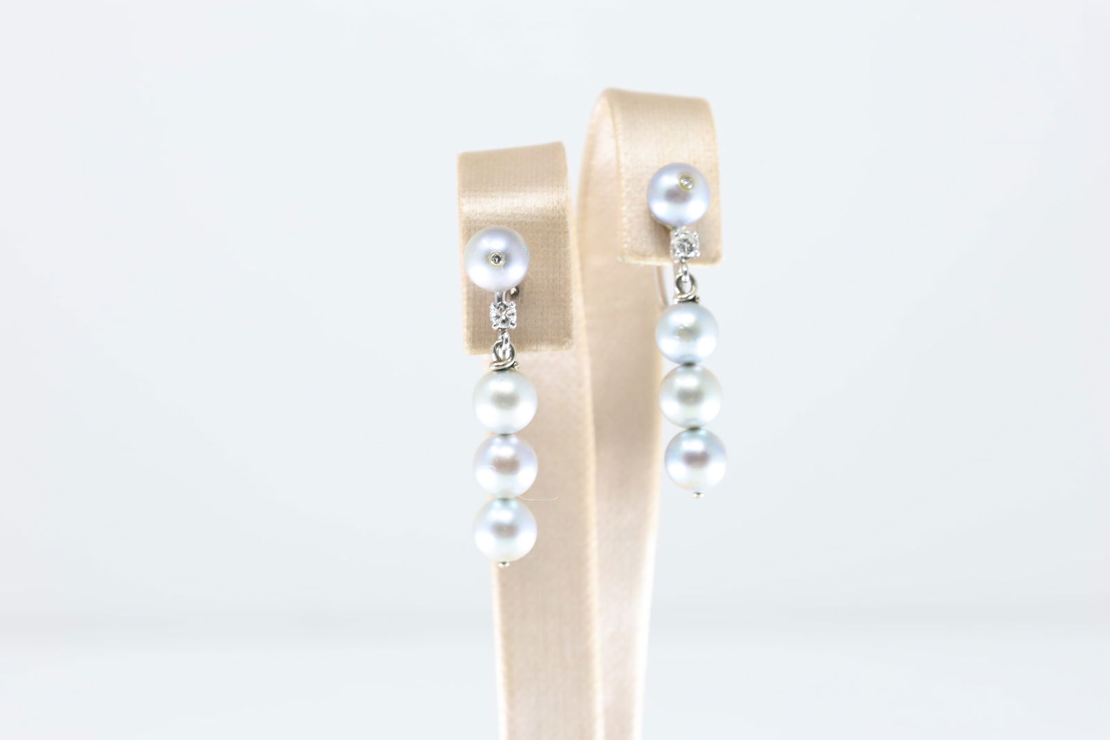 Diamond / Pearl Earring 14Kt.: Ladies 14Kt White Gold Diamond / Pearl Stud Earring. beauty and elegant pearl drop earrings. Crafted with lustrous pearls and sparkling diamonds, they add a touch of sophistication to any outfit. Perf