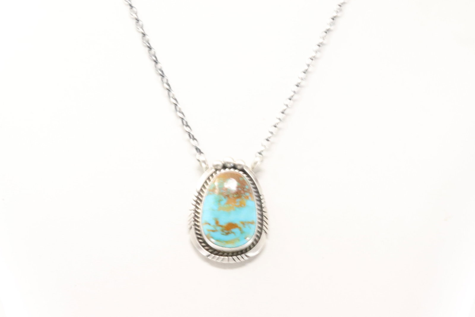 Native America Navajo Sterling Silver Kingmnan Turquoise Necklace By Alfred Martinez.: This is a Native America Navajo Sterling Silver Kingmnan Turquoise Necklace By Alfred Martinez. Necklace length: 18.00"