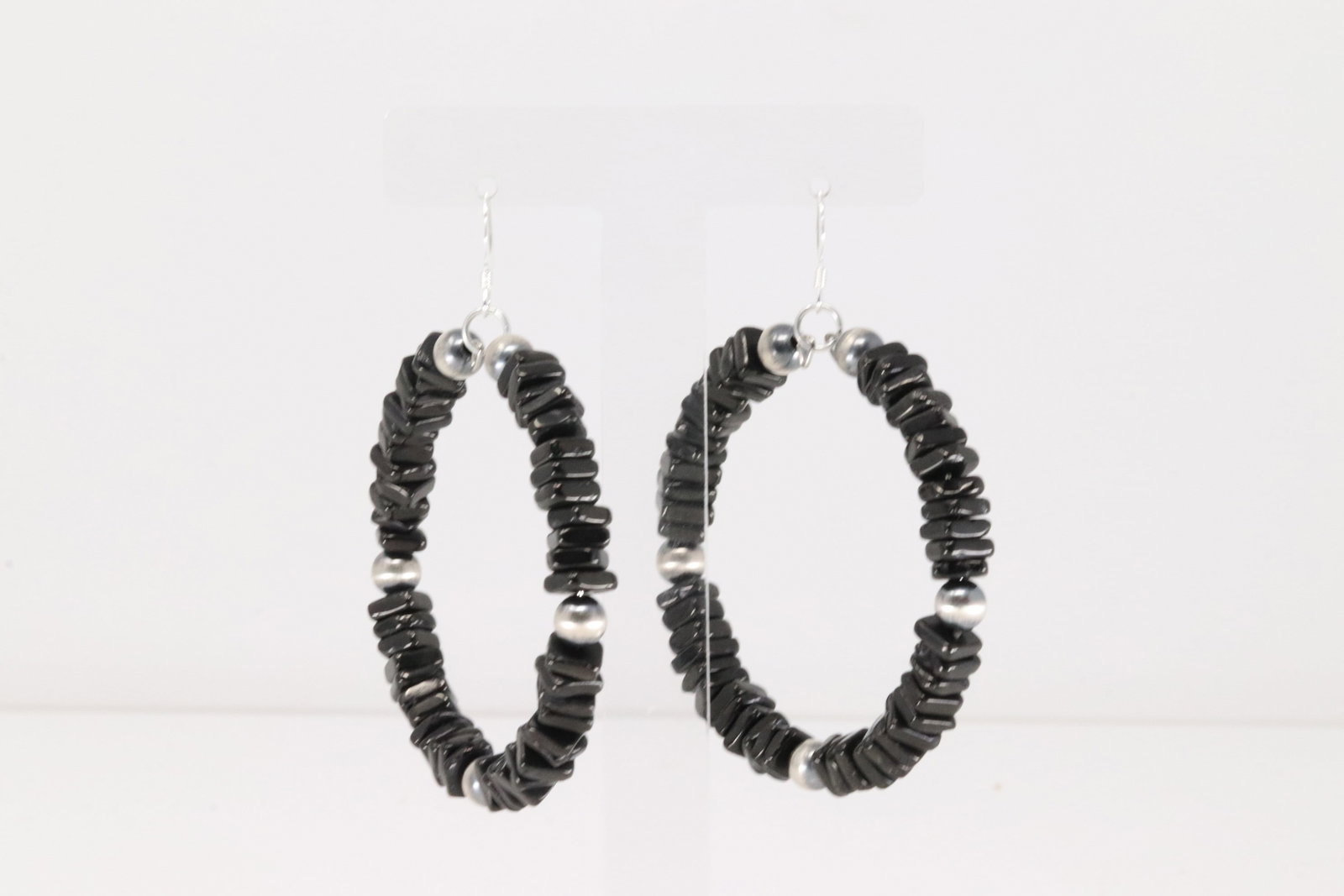 Native America Navajo Sterling Silver Black Onyx & Pearl Beaded Hoop Dangling Earring's.: This is a Native America Navajo Sterling Silver Black Onyx & Pearl Beaded Hoop Dangling Earring's.