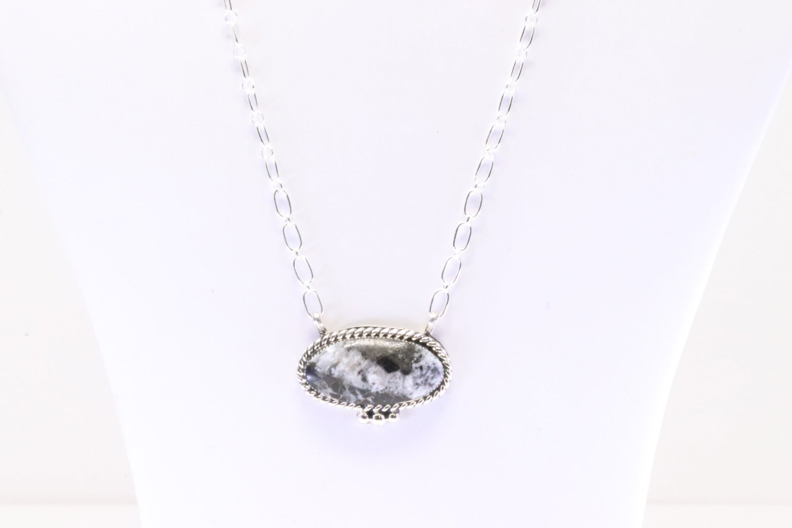 Native America Navajo Sterling Silver White Buffalo Necklace By Diamalene Arthur.: This is a Native America Navajo Sterling Silver White Buffalo Necklace By Diamalene Arthur. Necklace length: 18.00"
