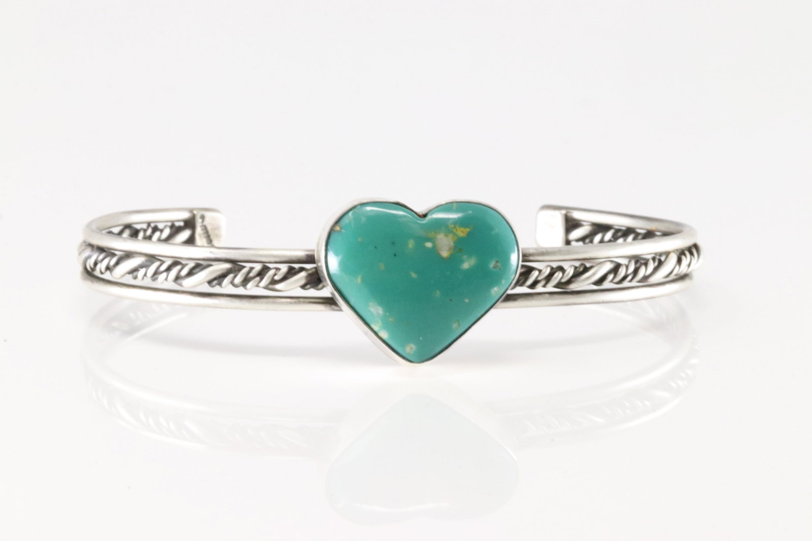 Native America Navajo Sterling Silver Kingman Turquoise Heart Barcelet Cuff.: This is a Native America Navajo Sterling Silver Kingman Turquoise Heart Barcelet Cuff.