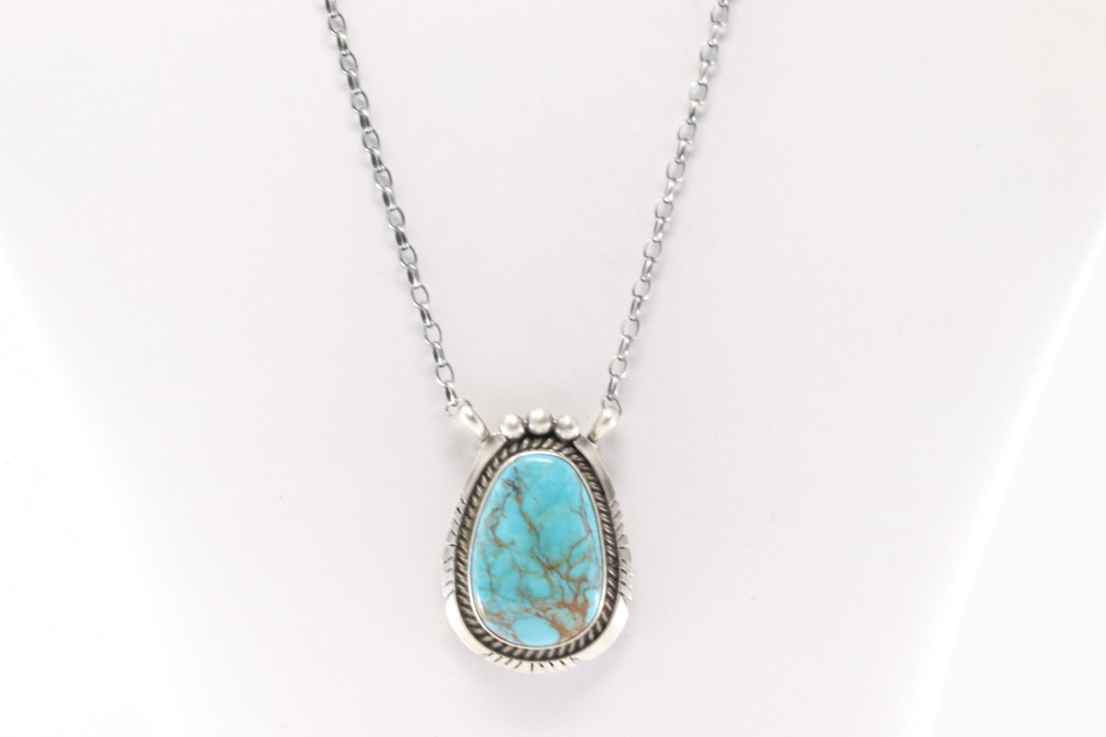 Native America Navajo Sterling Silver Kingman Turquoise Necklace By Alfred Martinez.: This is a Native America Navajo Sterling Silver Kingman Turquoise Necklace By Alfred Martinez. Necklace length: 18.00"