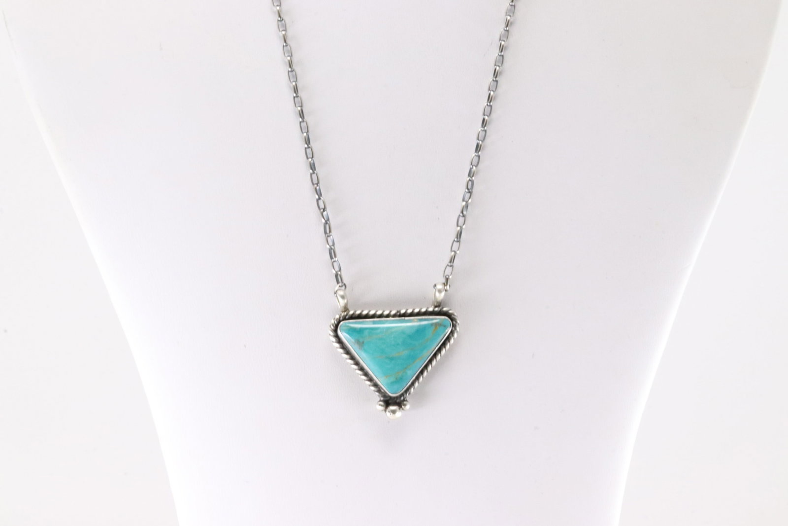 Native America Navajo Sterling Silver Kingman Turquoise Necklace By Augustine Largo.: This is a Native America Navajo Sterling Silver Kingman Turquoise Necklace By Augustine Largo. Necklace length: 18.00"