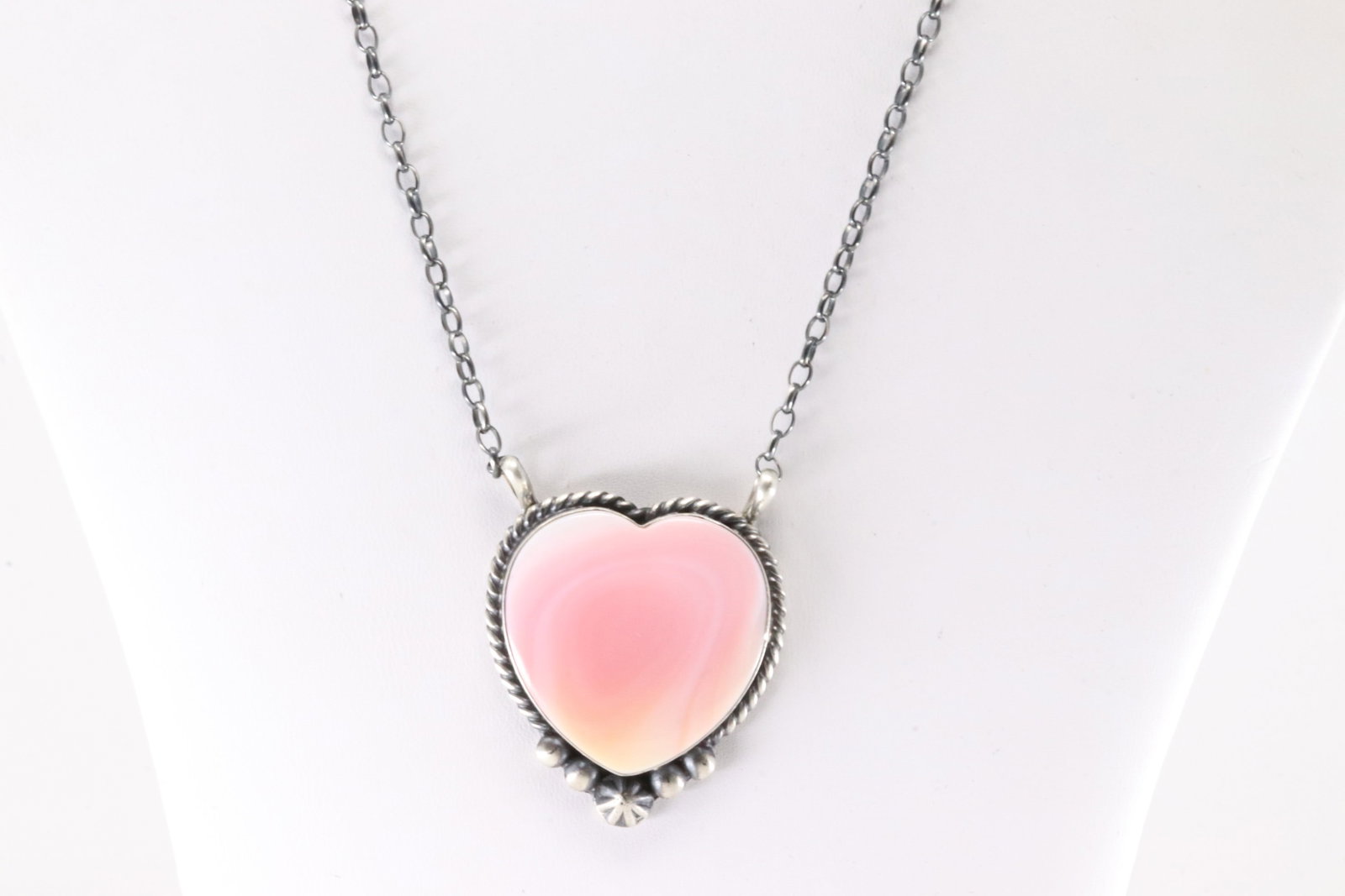 Native America Navajo Sterling Silver Pink Conch Shell Heart Necklace By Augustine Largo.: This is a Native America Navajo Sterling Silver Pink Conch Shell Heart Necklace By Augustine Largo. Necklace length: 18.00"
