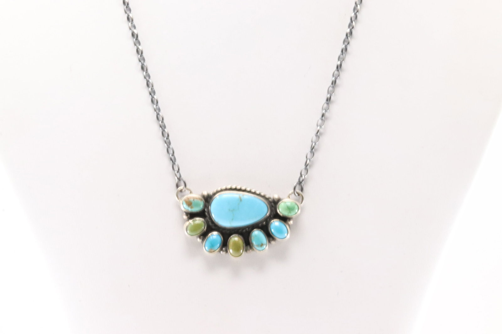 Native America Navajo Sterling Silver Kingman Turquoise Necklace By Geraldine James.: This is a Native America Navajo Sterling Silver Kingman Turquoise Necklace By Geraldine James. Necklace length: 16.00"