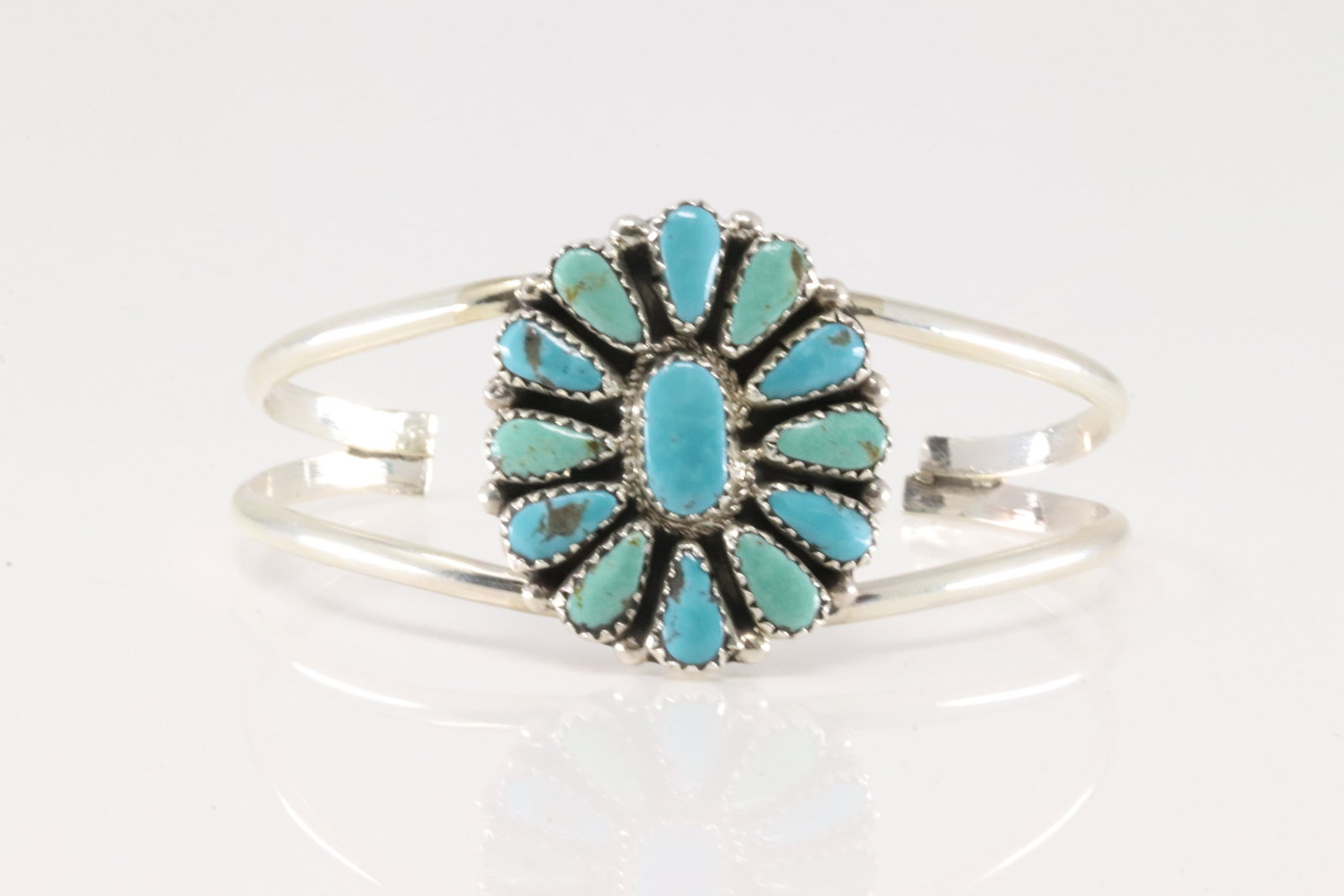 Native America Navajo Sterling Silver Kingman Turquoise Bracelet Cuff By Alicia Wilson.: This is a Native America Navajo Sterling Silver Kingman Turquoise Bracelet Cuff By Alicia Wilson.