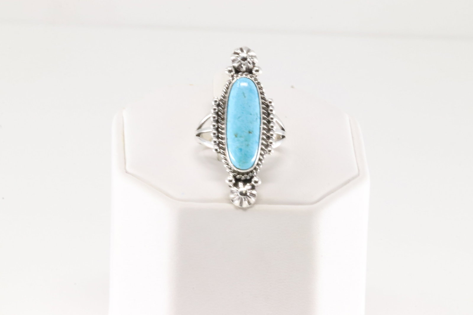 Native America Navajo Sterling Silver Turquoise Ring By Daniel Benally.: This is a Native America Navajo Sterling Silver Turquoise Ring By Daniel Benally. Ring size: 7.00.