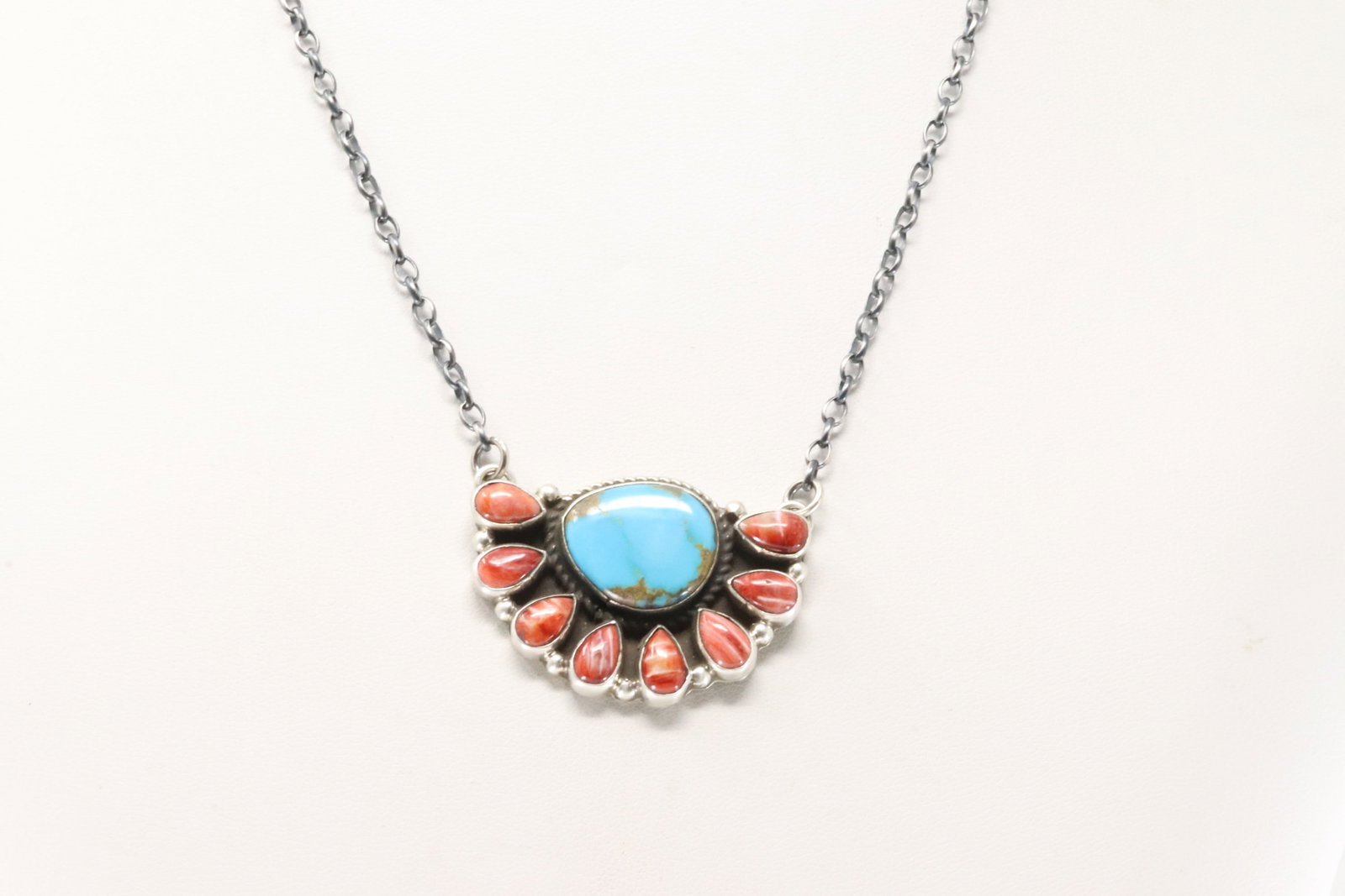 Native America Navajo Sterling Silver Spiny Osyter & Turquoise Necklace By Geraldine James.: This is a Native America Navajo Sterling Silver Spiny Osyter & Turquoise Necklace By Geraldine James. Necklace length: 18.00"