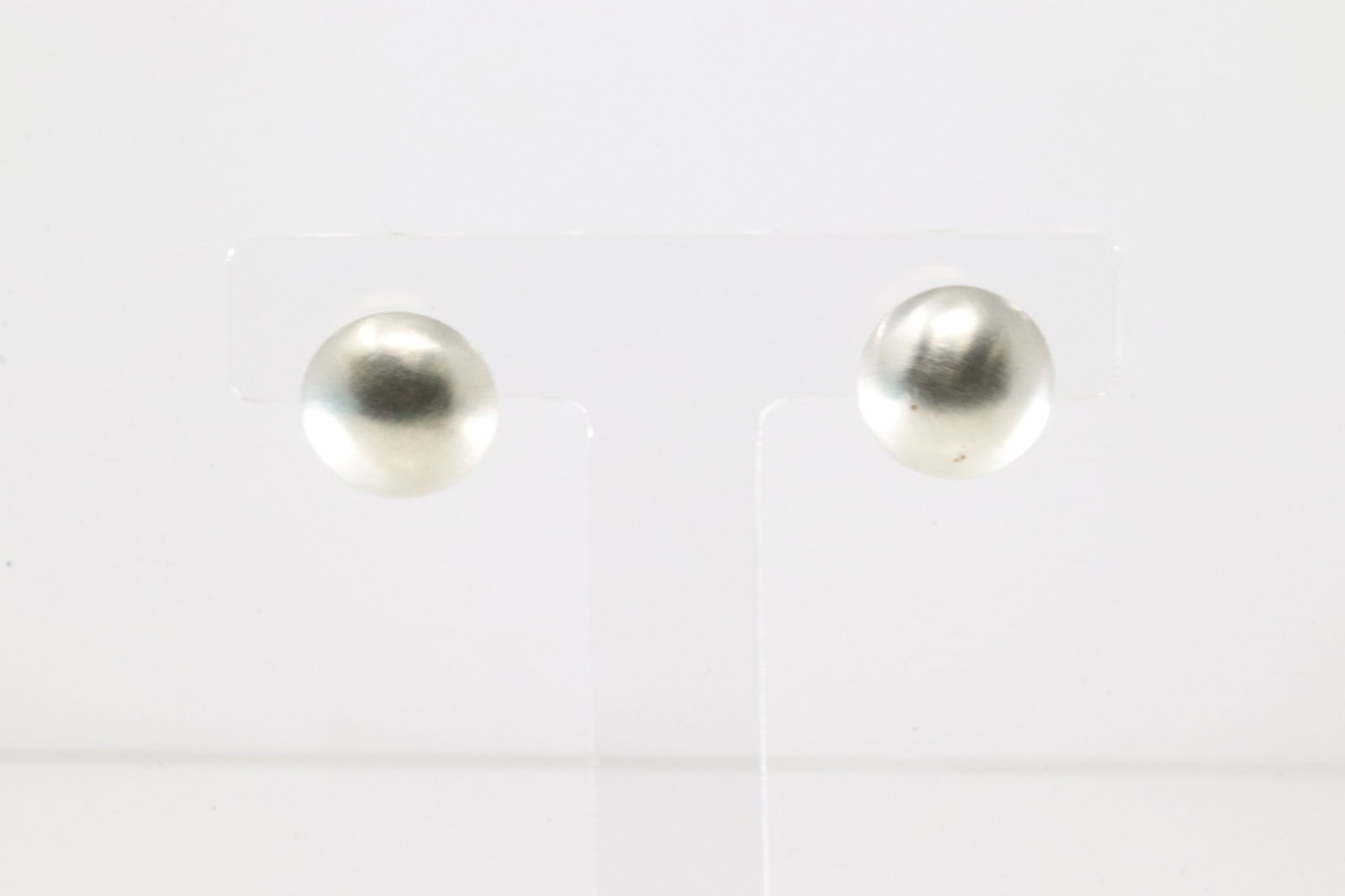 Native America Navajo Sterling Silver Pearl Beaded Post Earring's By Monica Smith.: This is a Native America Navajo Sterling Silver Pearl Beaded Post Earring's By Monica Smith.