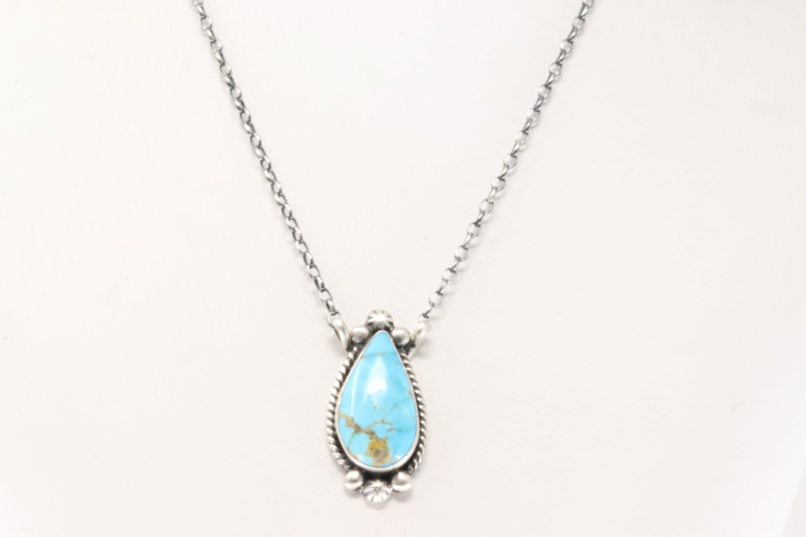 Native America Navajo Sterling Silver Kingman Turquoise Necklace By Augustine Largo.: This is a Native America Navajo Sterling Silver Kingman Turquoise Necklace By Augustine Largo. Necklace length: 18.00"