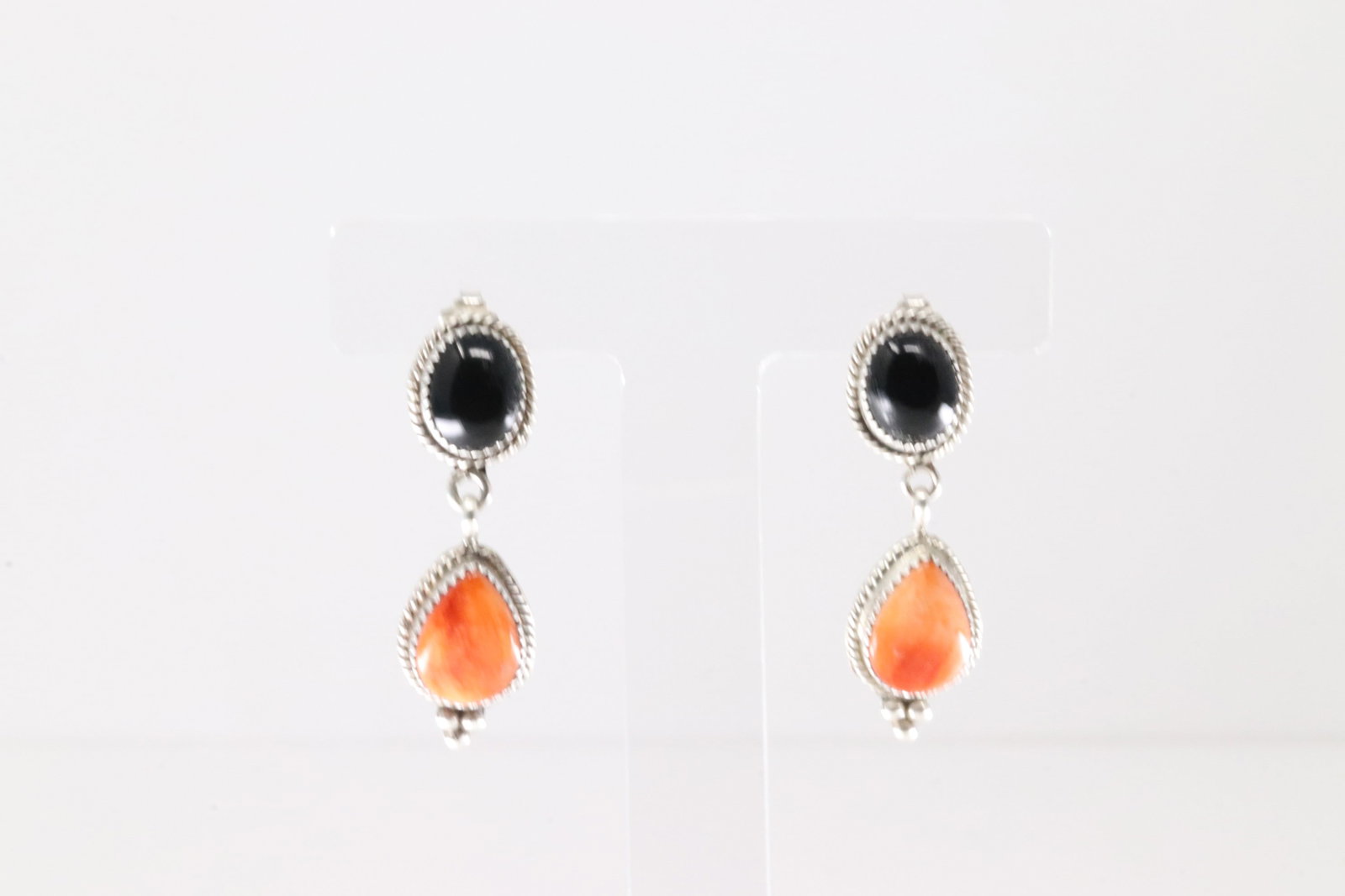 Native America Navajo Sterling Silver Spiny Oyster & Black Onyx Post / Dangling Earring's By Theresa: This is a Native America Navajo Sterling Silver Spiny Oyster & Black Onyx Post / Dangling Earring's By Theresa Smith.