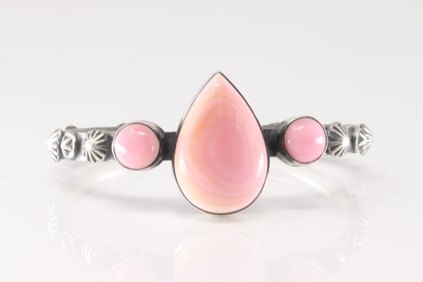 Native America Navajo Sterling Silver Pink Conch Shell Bracelet Cuff By Chimney Butte.