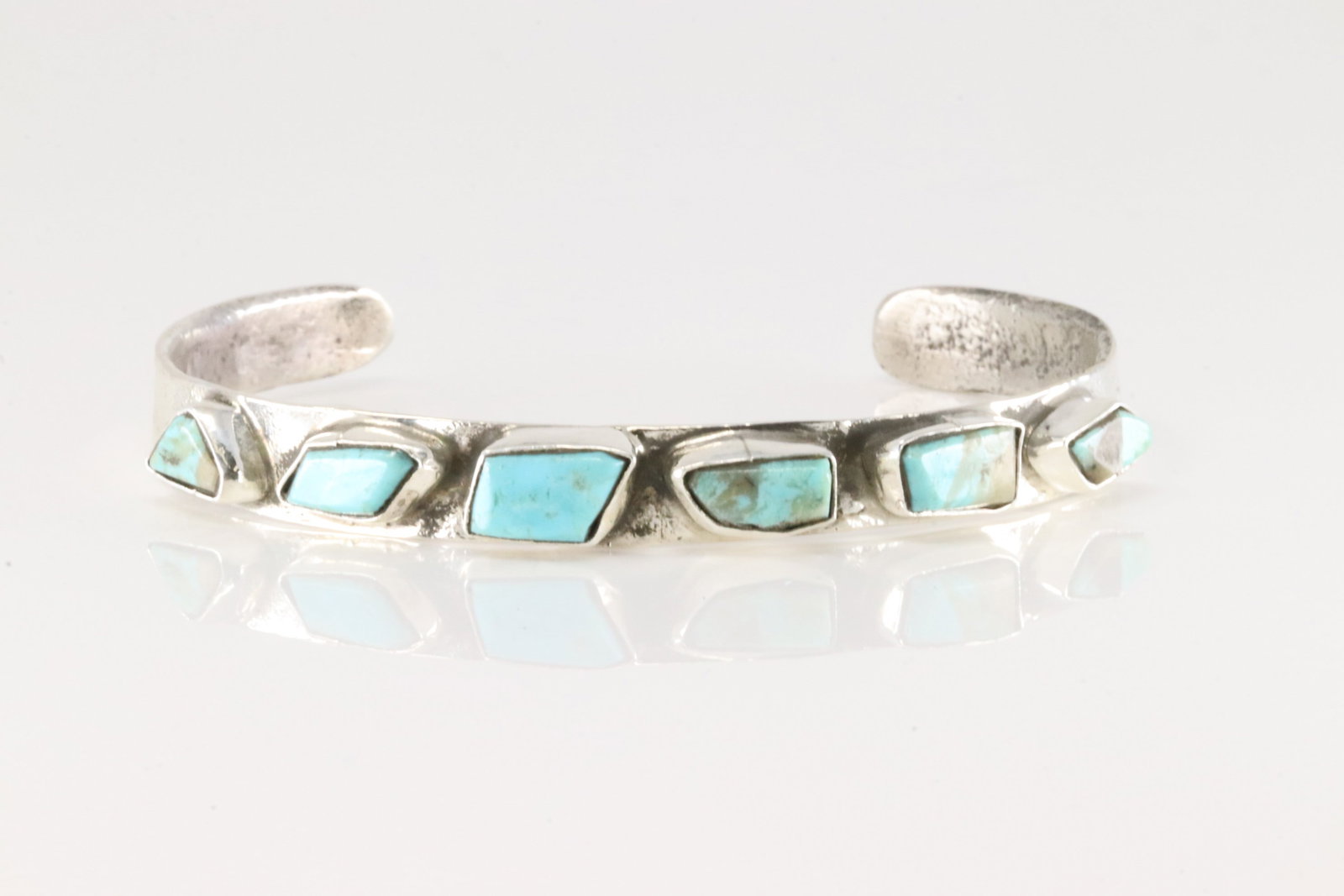 Native America Zuni Sterling Silver Kingman Turquoise Bracelet Cuff By Jude Candelaria.: This is a Native America Zuni Sterling Silver Kingman Turquoise Bracelet Cuff By Jude Candelaria.
