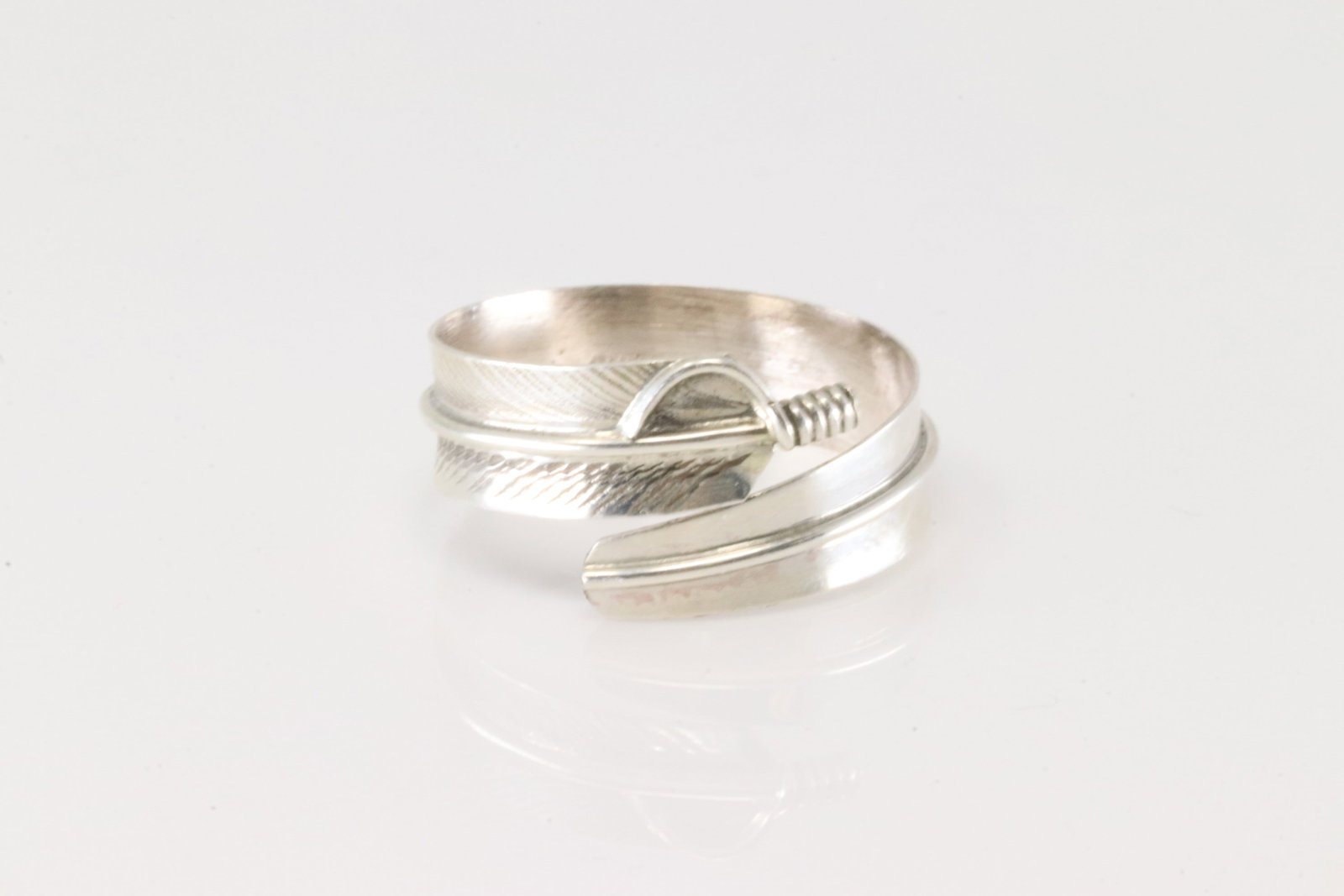 Native America Navajo Sterling Silver Feather Ring.: This is a Native America Navajo Sterling Silver Feather Ring. Ring size: 9.50.