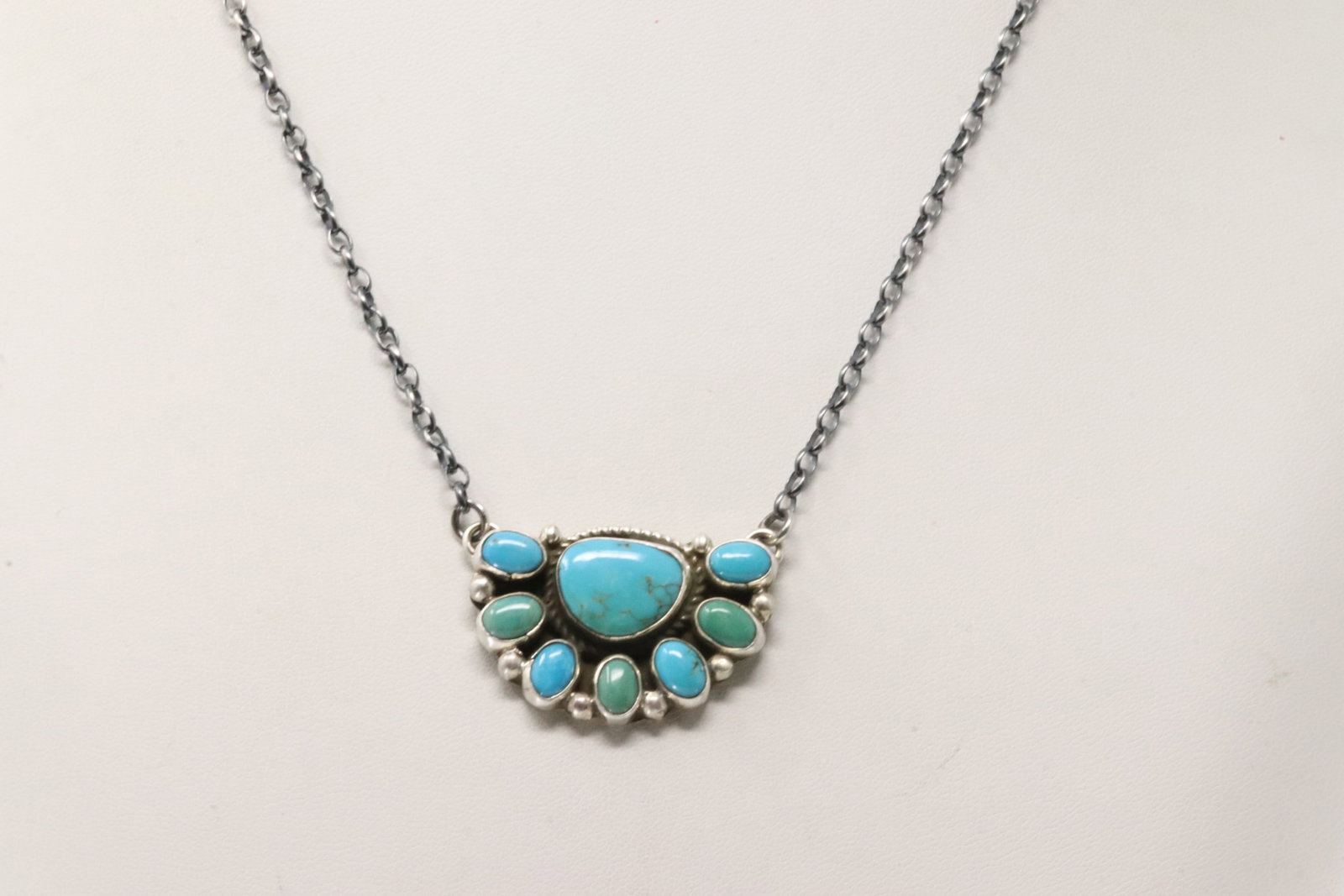 Native America Navajo Sterling Silver Kingman Turquoise Necklace By Geraldine James.: This is a Native America Navajo Sterling Silver Kingman Turquoise Necklace By Geraldine James. Necklace length: 18.00"