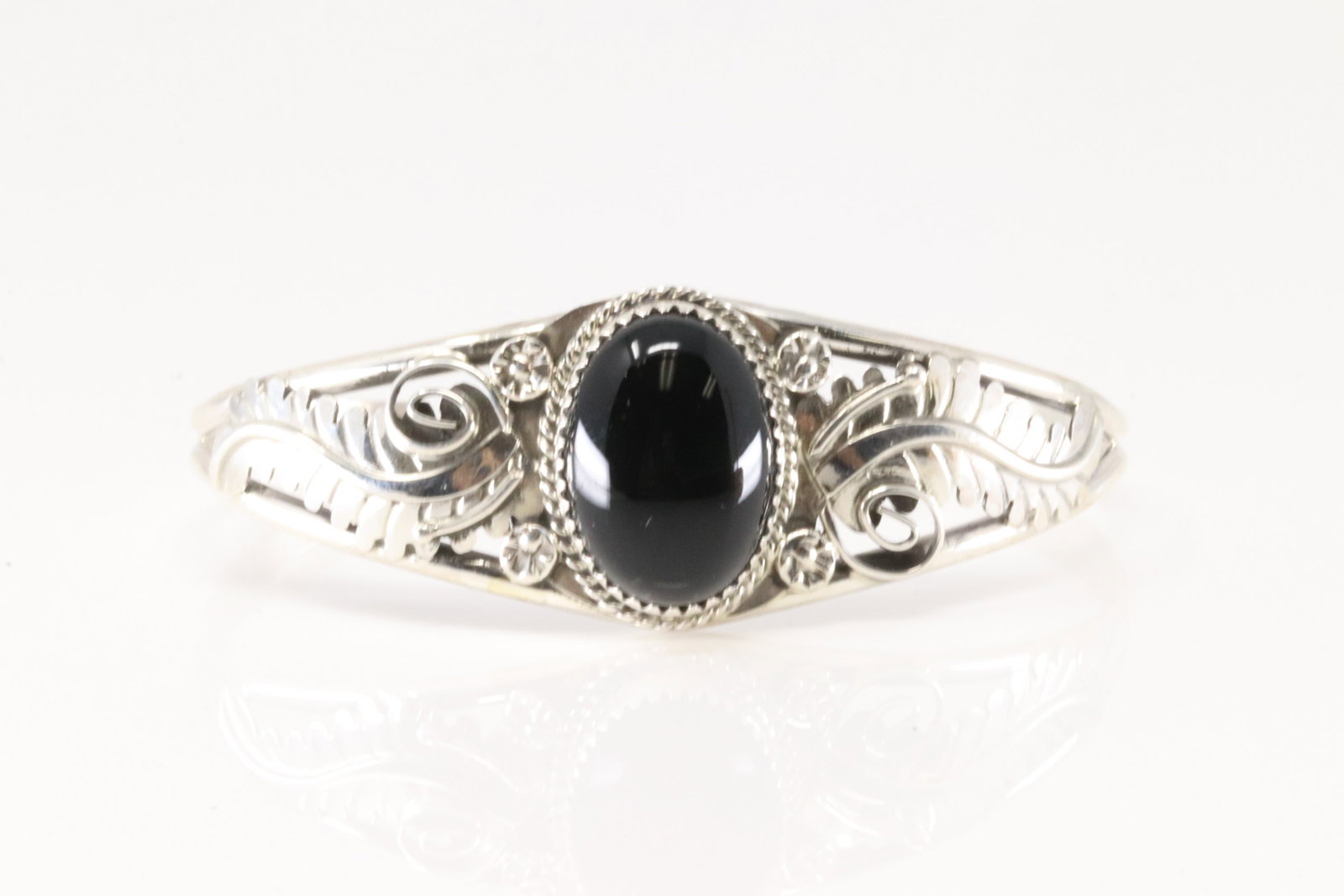 Native America Navajo Sterling Silver Black Onyx Bracelet Cuff By Y.: This is a Native America Navajo Sterling Silver Black Onyx Bracelet Cuff By Y.
