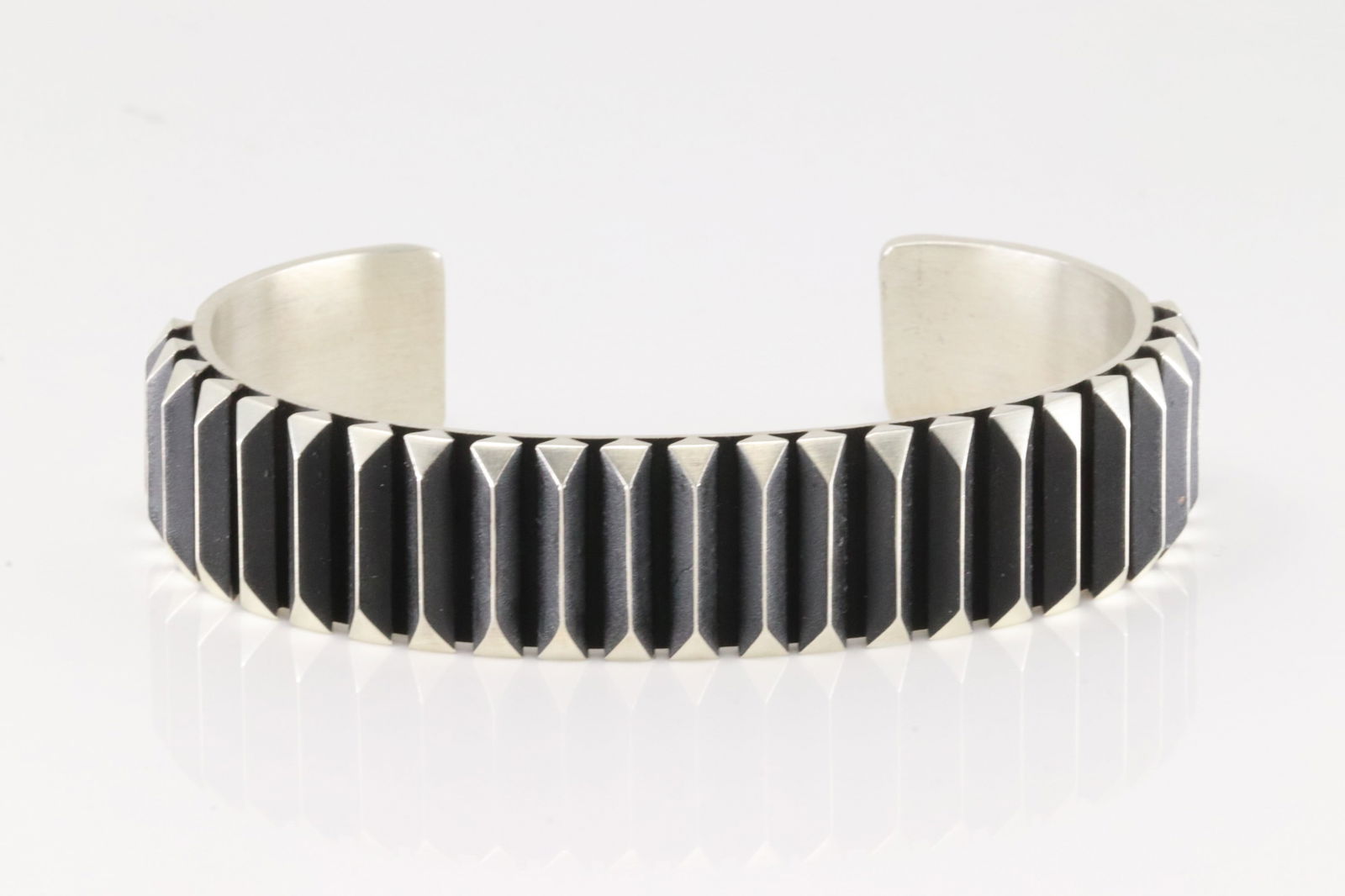 Native America Navajo Sterling Silver Solid Bracelet Cuff By L.Tahe. (1 of 4)