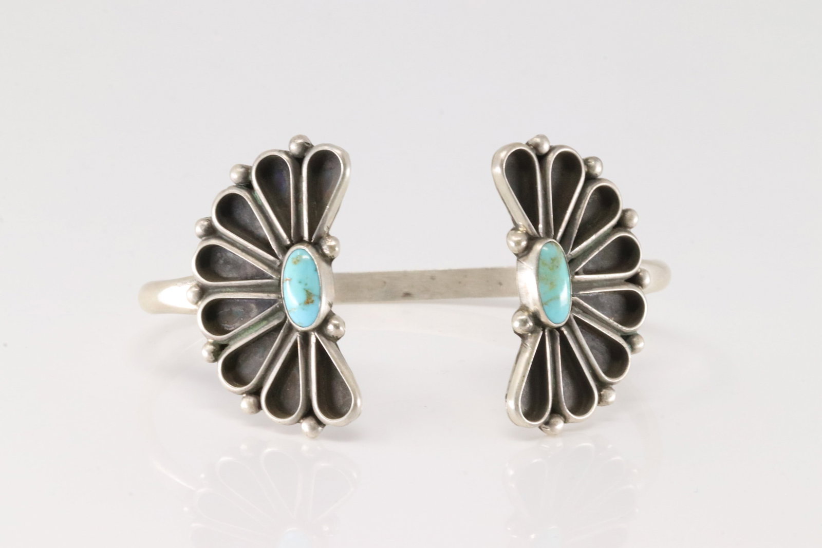 Native America Navajo Sterling Silver Kingman Turquoise Bracelet By Geraldine James.: This is a Native America Navajo Sterling Silver Kingman Turquoise Bracelet By Geraldine James.