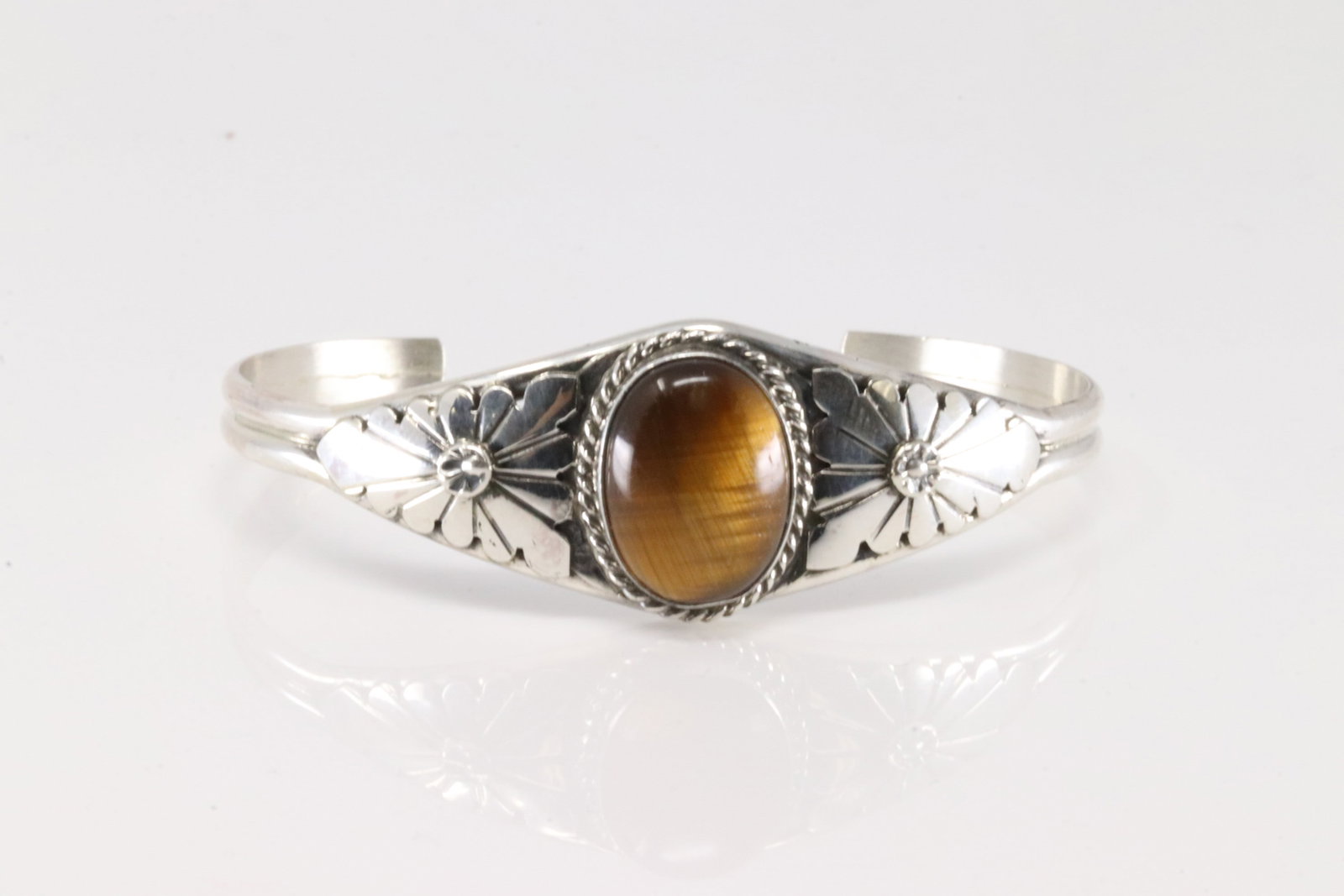 Native America Navajo Sterling Silver Eye Tiguer Stone Bracelet Cuff By Renee Yazzie.: This is a Native America Navajo Sterling Silver Eye Tiguer Stone Bracelet Cuff By Renee Yazzie.
