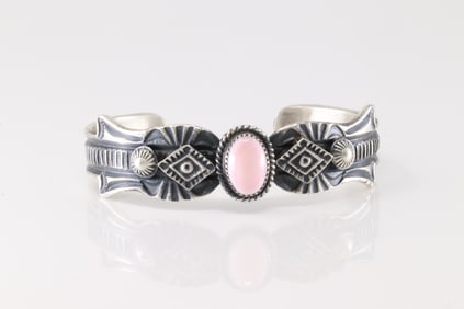 Native America Navajo Sterling Silver Pink Conch Shell Bracelet By Kevin Billah.
