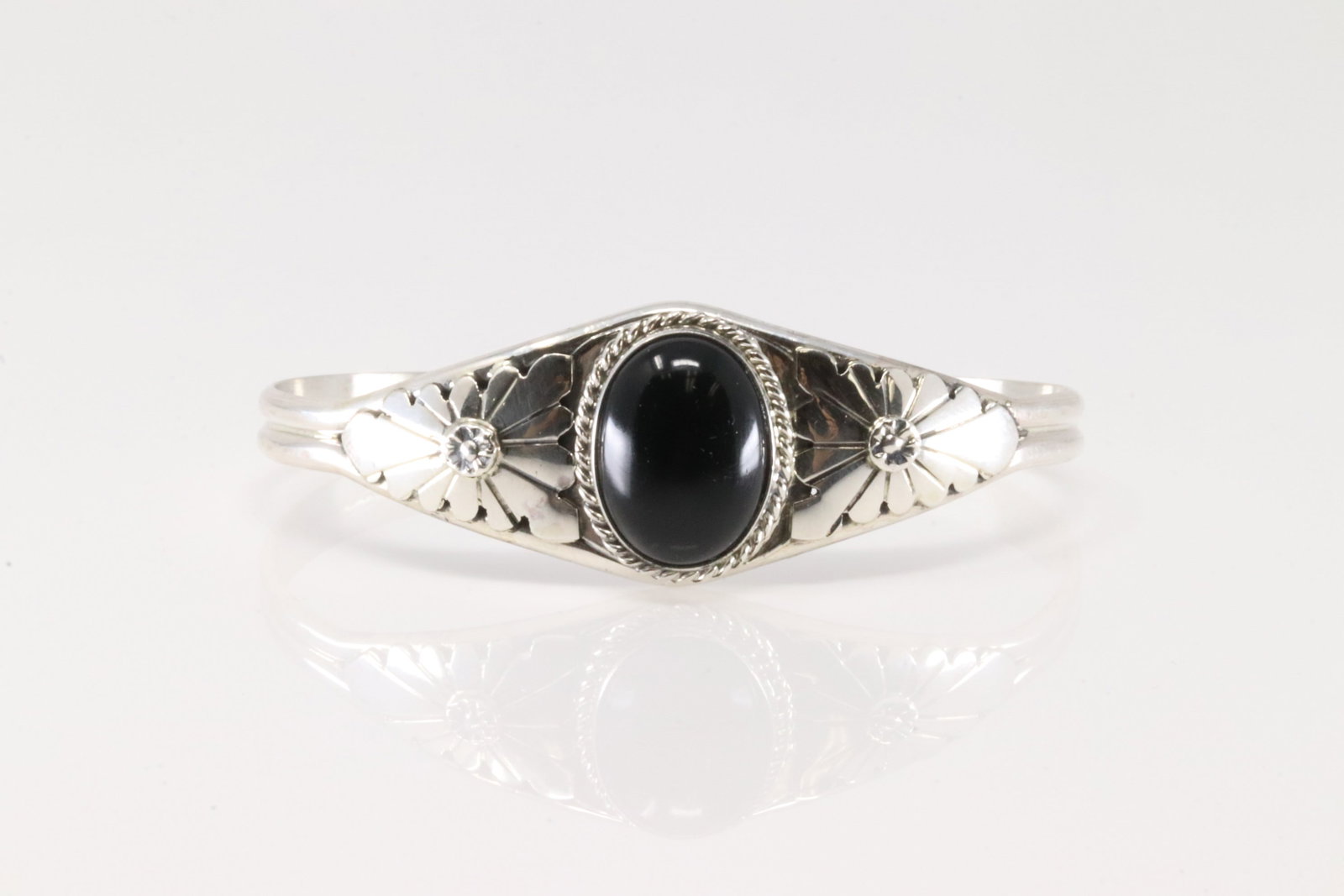 Native America Navajo Sterling Silver Black Onyx Bracelet Cuff By Renee Yazzie.: This is a Native America Navajo Sterling Silver Black Onyx Bracelet Cuff By Renee Yazzie.