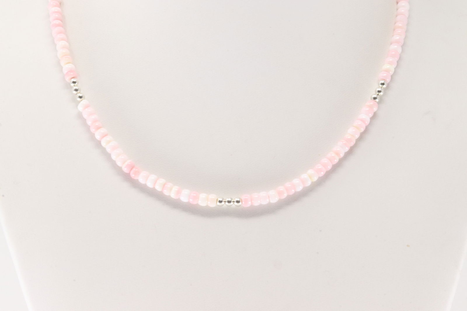 Native America Navajo Sterling Silver Pink Conch & Pearl Beaded Necklace.: This is a Native America Navajo Sterling Silver Pink Conch & Pearl Beaded Necklace. Necklace length: 14Kt.