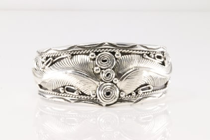 Native America Navajo Sterling Silver Solid Bracelet Leaf Cuff By Darrell Morgan.