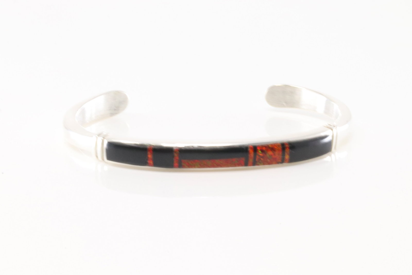 Native America Navajo Sterling Silver Opal & Black Onyx Bracelet.: This is a Native America Navajo Sterling Silver Opal & Black Onyx Bracelet.