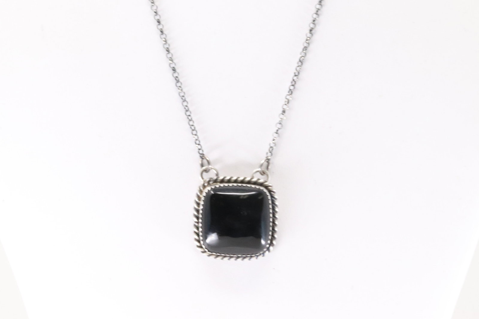 Native America Navajo Sterling Silver Black Onyx Necklace By Theresa Smith.: This is a Native America Navajo Sterling Silver Black Onyx Necklace By Theresa Smith. Necklace length: 18.00"