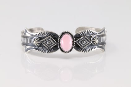 Native America Navajo Sterling Silver Pink Conch Shell Bracelet Cuff By Kevin Billah.