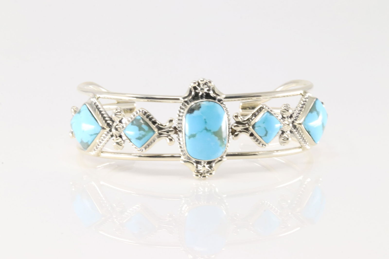 Native America Navajo Sterling Silver Turquoise Bracelet Cuff By Mike Smith.: This is a Native America Navajo Sterling Silver Turquoise Bracelet Cuff By Mike Smith.