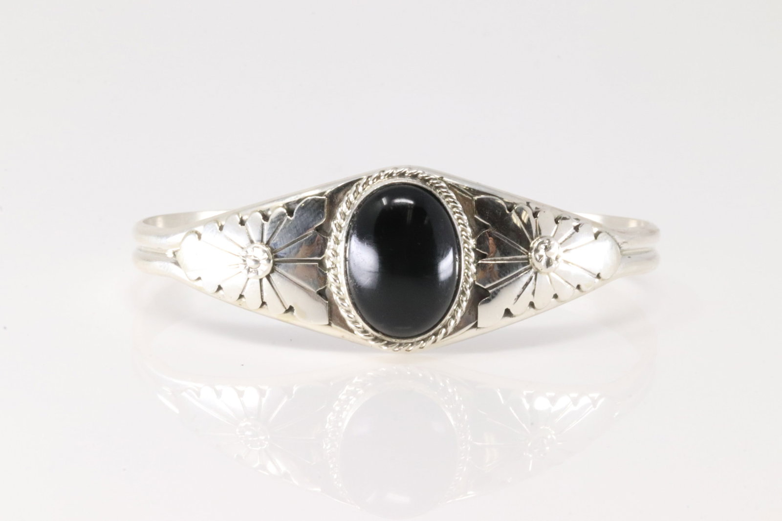 Native America Navajo Sterling Silver Black onyx Bracelet Cuff By Renee Yazzie.: This is a Native America Navajo Sterling Silver Black onyx Bracelet Cuff By Renee Yazzie.