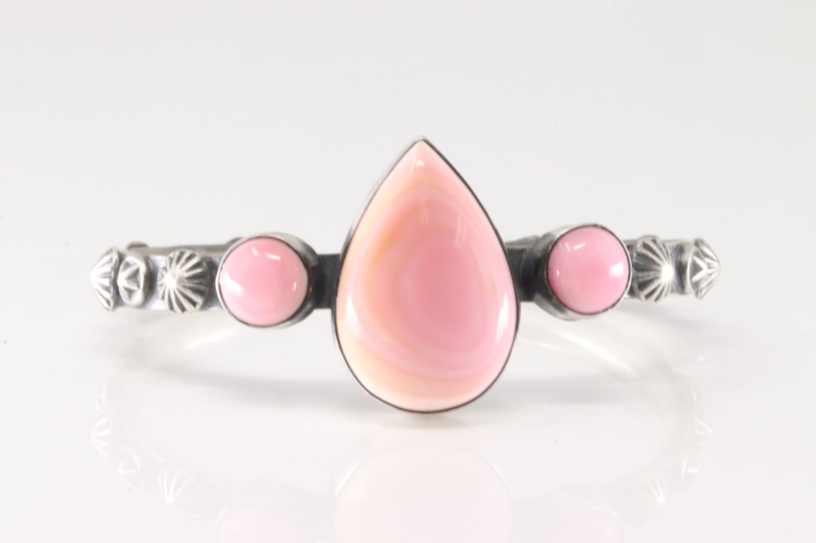 Native America Navajo Sterling Silver Pink Conch Shell Bracelet Cuff By Chimney Butte. (1 of 4)