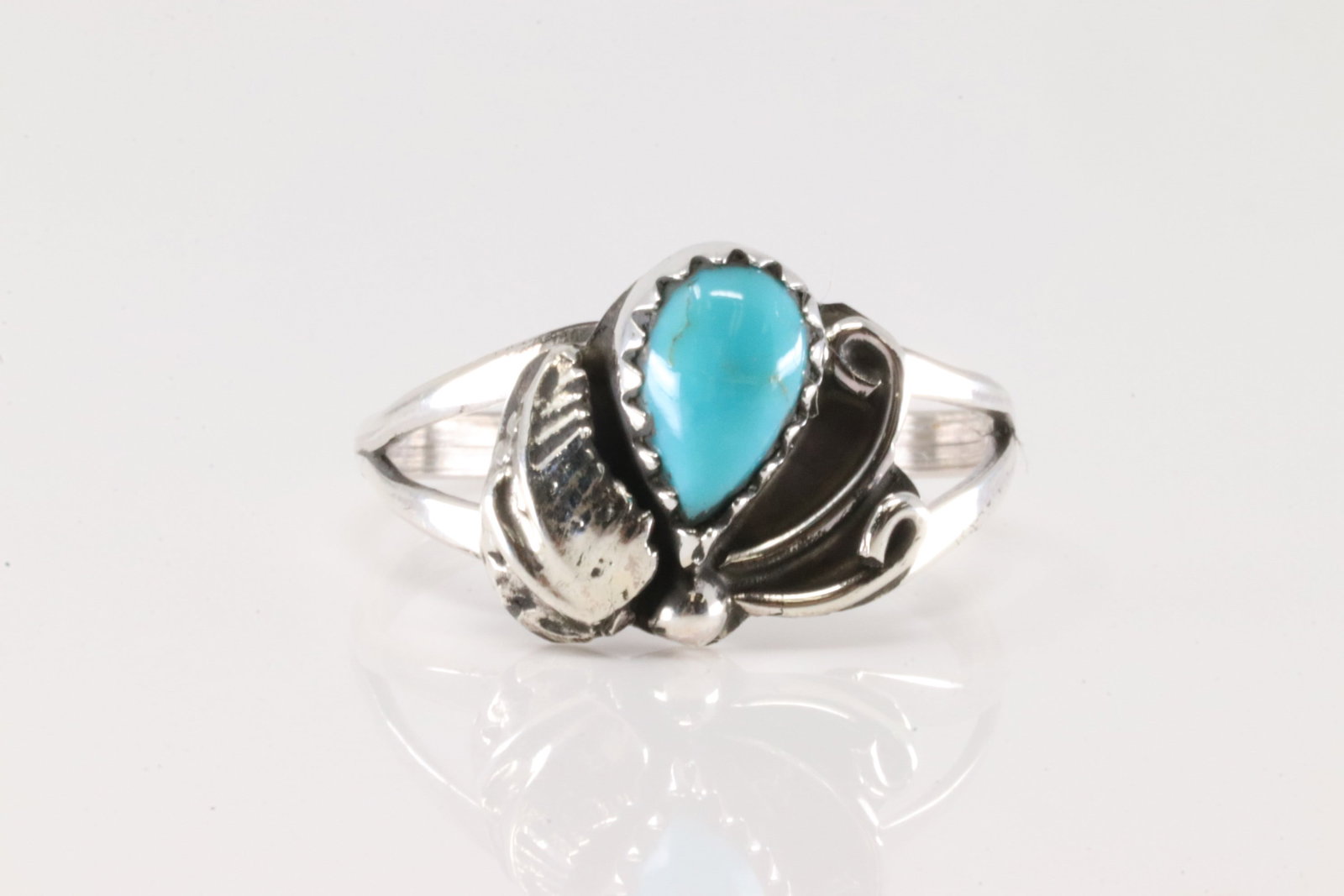 Native America Navajo Sterling Silver Turquoise Ring By Theresa Smith.: This is a Native America Navajo Sterling Silver Turquoise Ring By Theresa Smith. Ring size: 7.50.